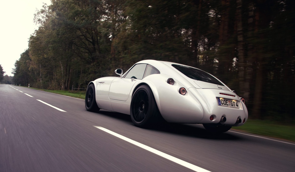 Белый Wiesmann на шоссе