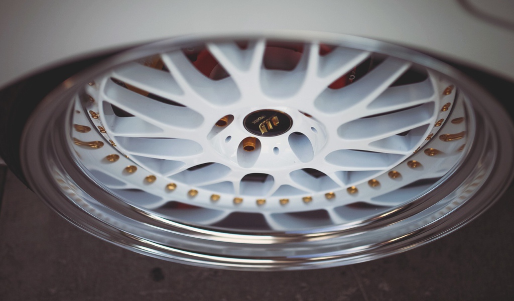 Белый автомобильный диск