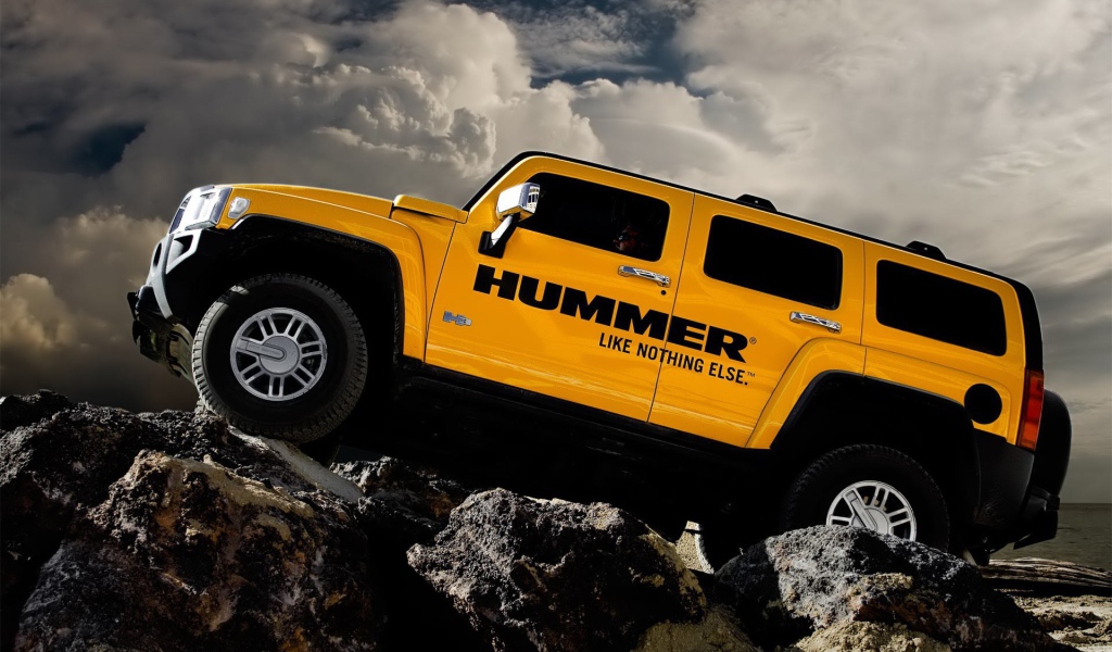 Желтый Hummer на камнях
