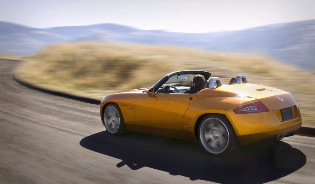 Желтый спортивный кабриолет на шоссе