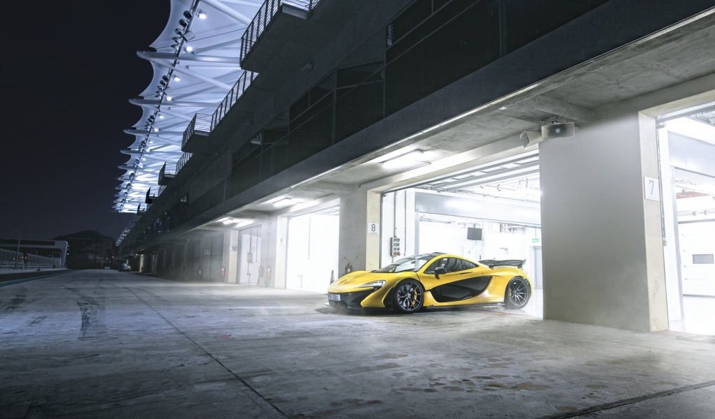 Желтый McLaren выезжает из гаража