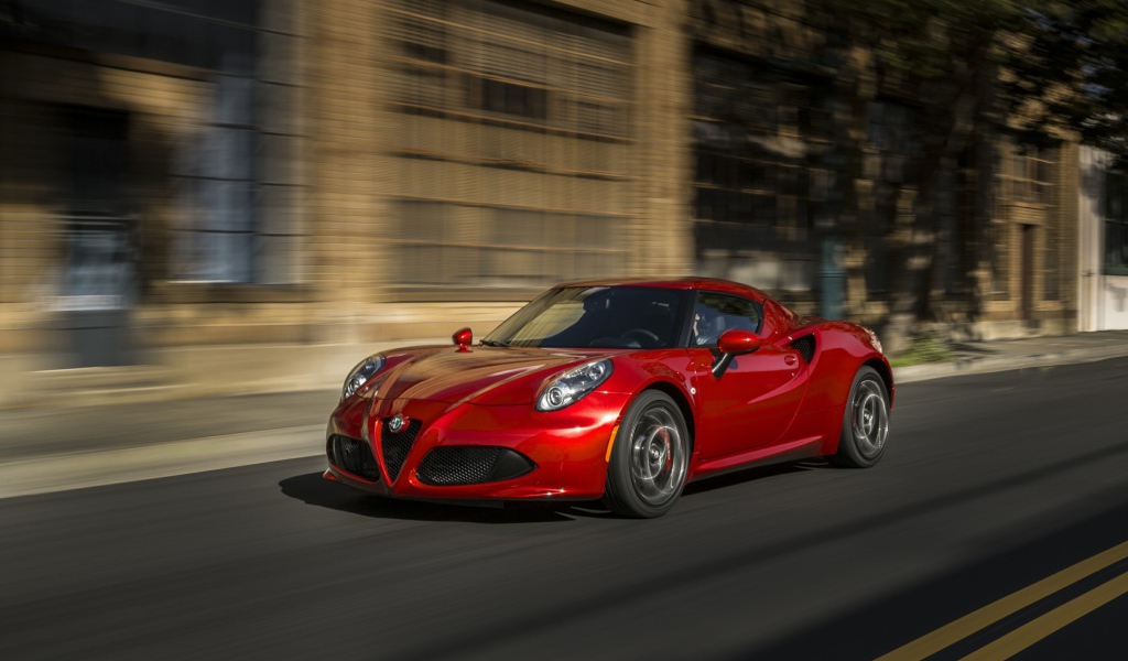 Красный Alfa Romeo 4C на улице