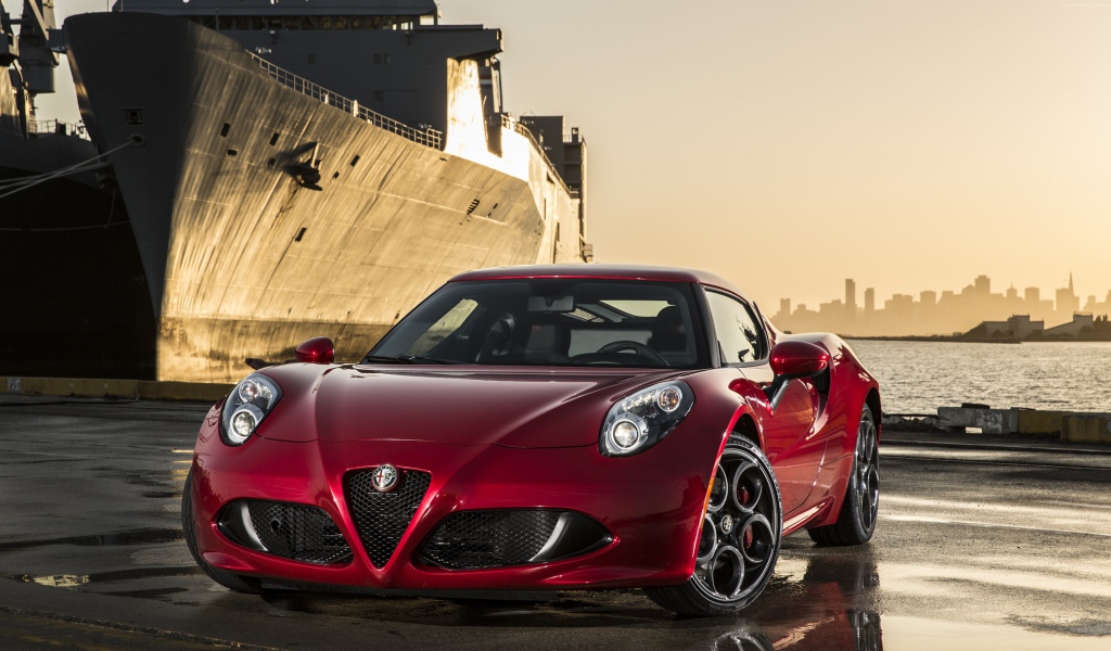Красная Alfa Romeo 4C на фоне корабля