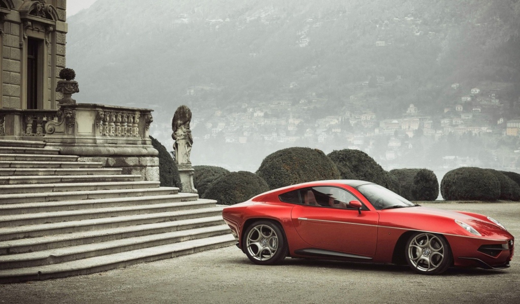 Красная Альфа Ромео у ступенек