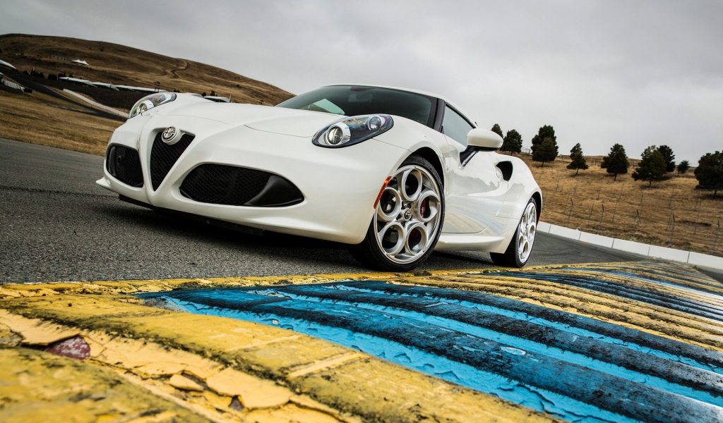 Спортивная машина Alfa Romeo 4C