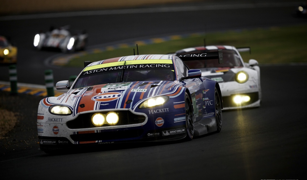 Гоночный Aston Martin с горящими фарами