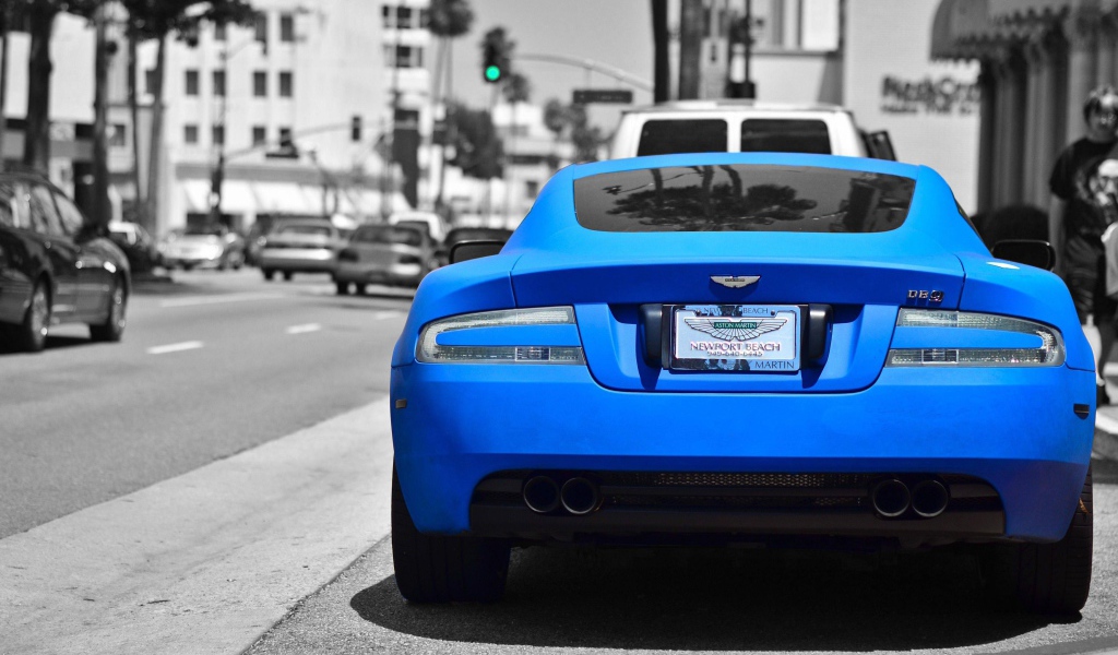 Выделяйся в Aston Martin на фоне серости