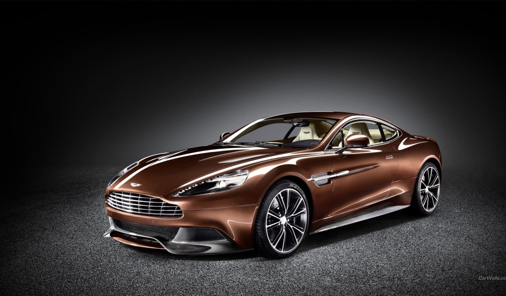 Красивый коричневый Aston Martin
