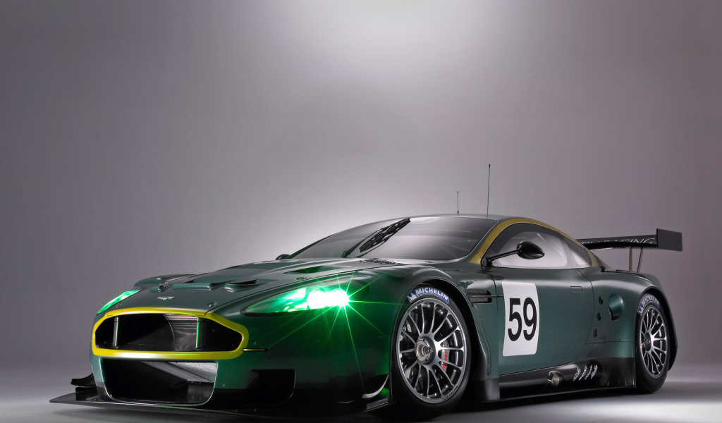 Зеленые фары у спортивного Aston Martin