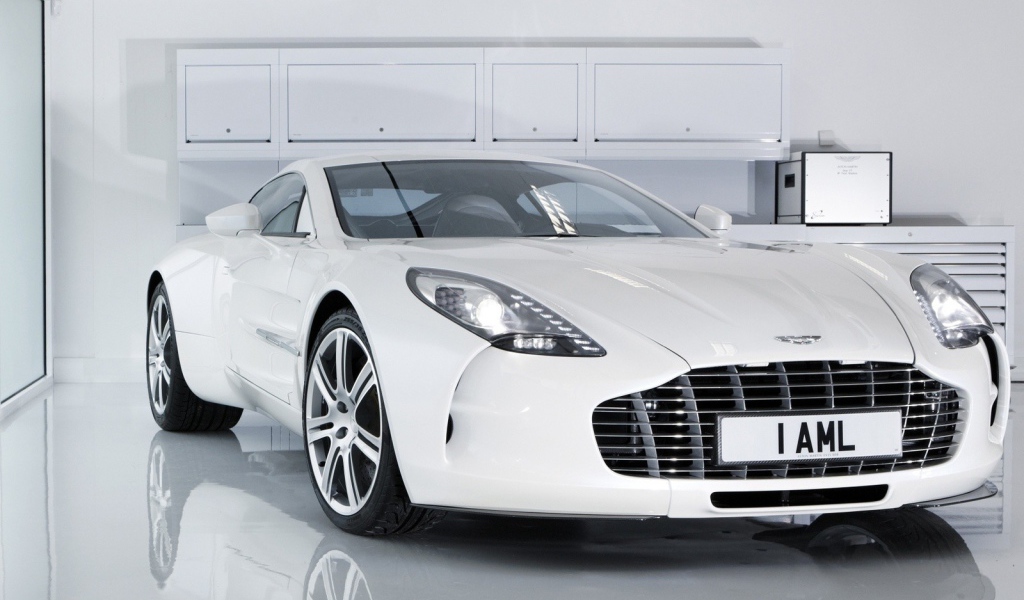 Белый Aston Martin в белом гараже