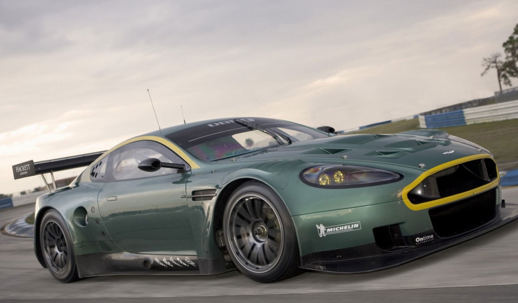 Желтый обод радиаторной решетки Aston Martin