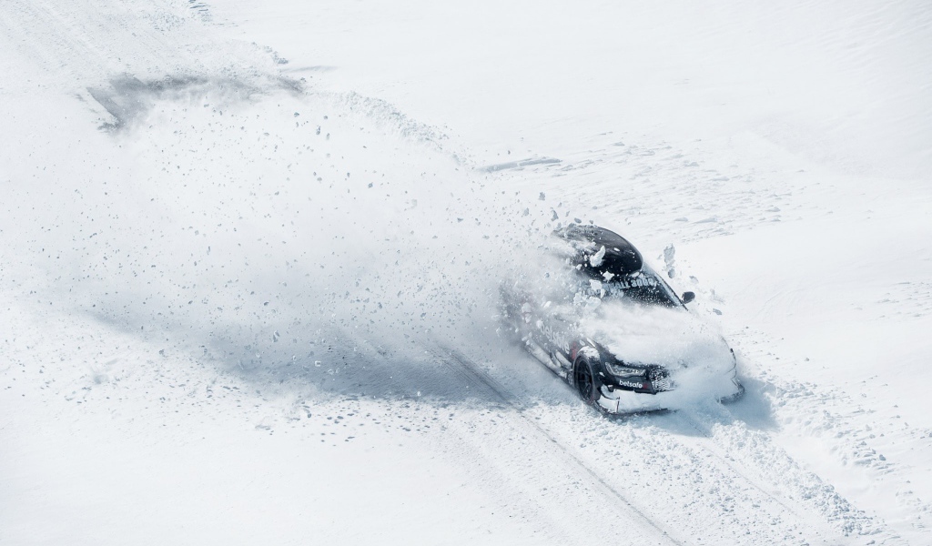 Audi RS6 Avant в снегу