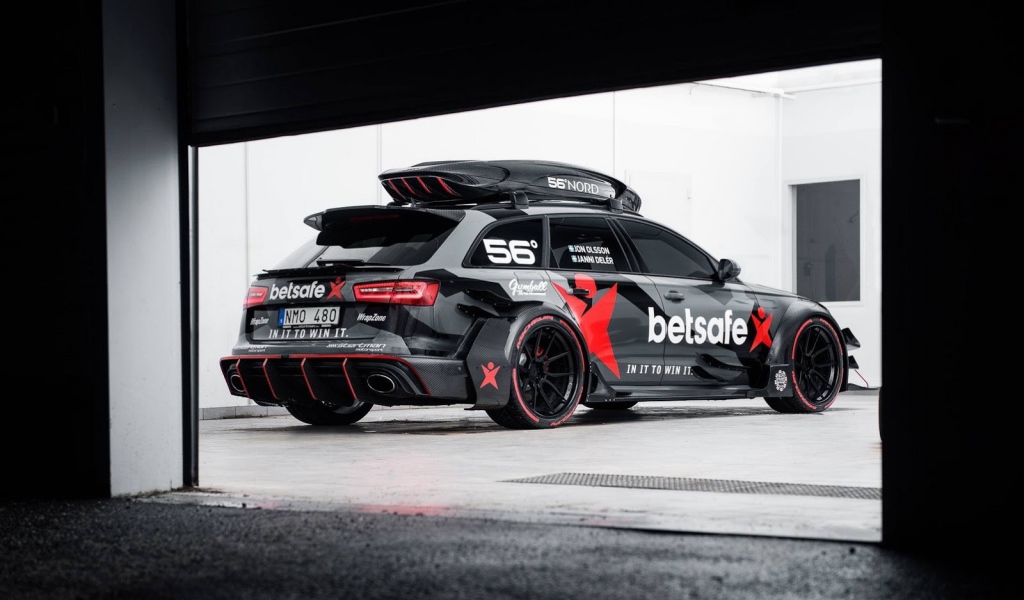 Черный Audi RS6 Avant у гаража