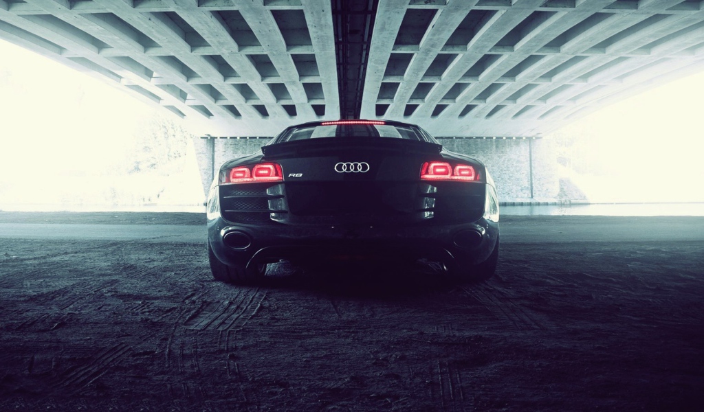 Черный Ауди под мостом