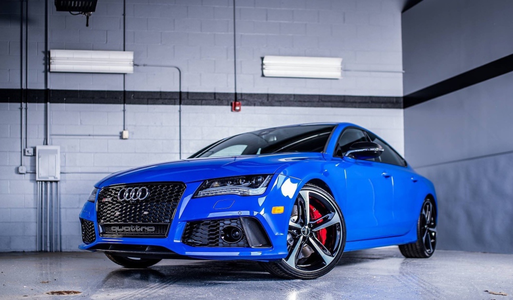 Голубой Ауди Кватро в гараже