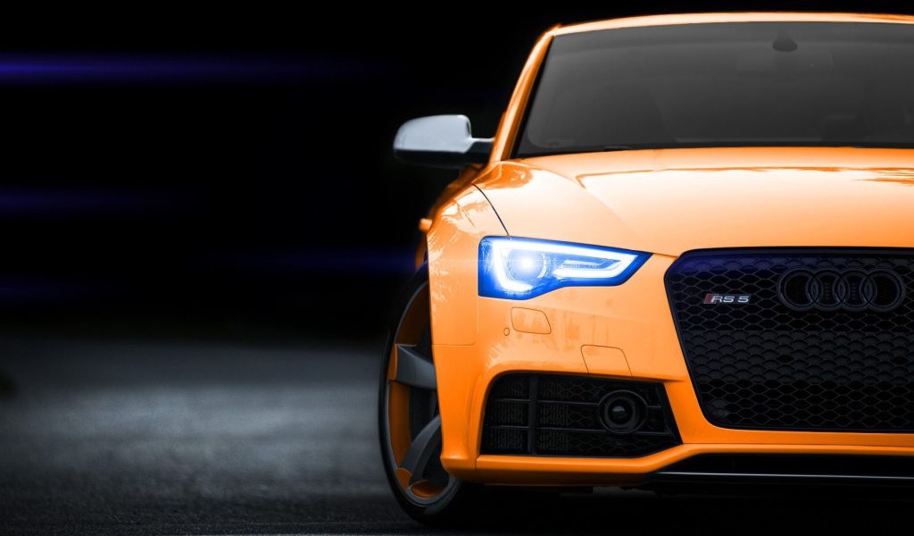 Голубые неоновые фары оранжевого Audi RS5