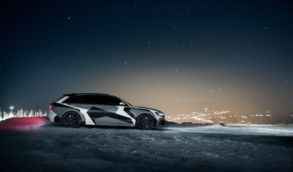 Автомобиль Audi RS6 Avant на фоне ночного города