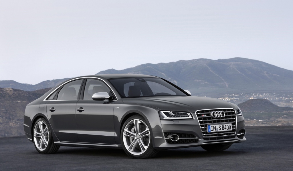 Серый семейный Ауди на фоне гор