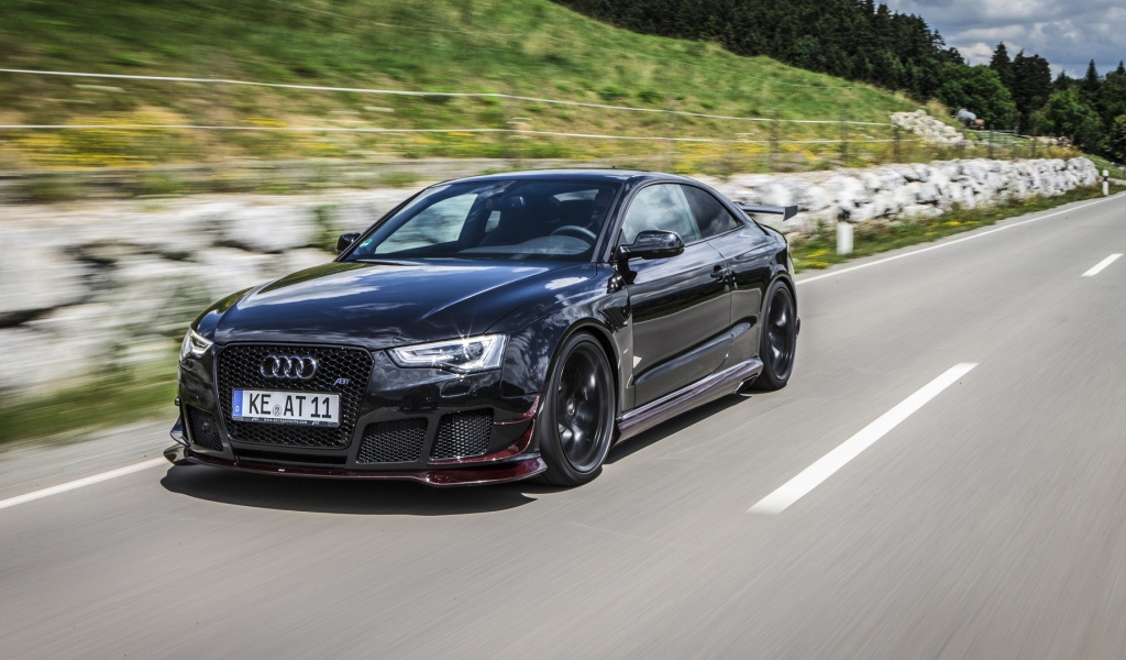 Быстрый черный Ауди на дороге за городом