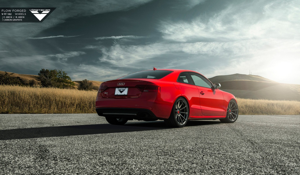 Вид сзади на красный Audi S5 Vorsteiner