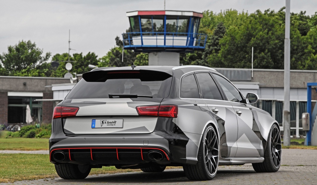 Вид сзади на Audi RS6 Avant