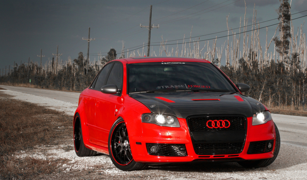 Красный Ауди с черным капотом