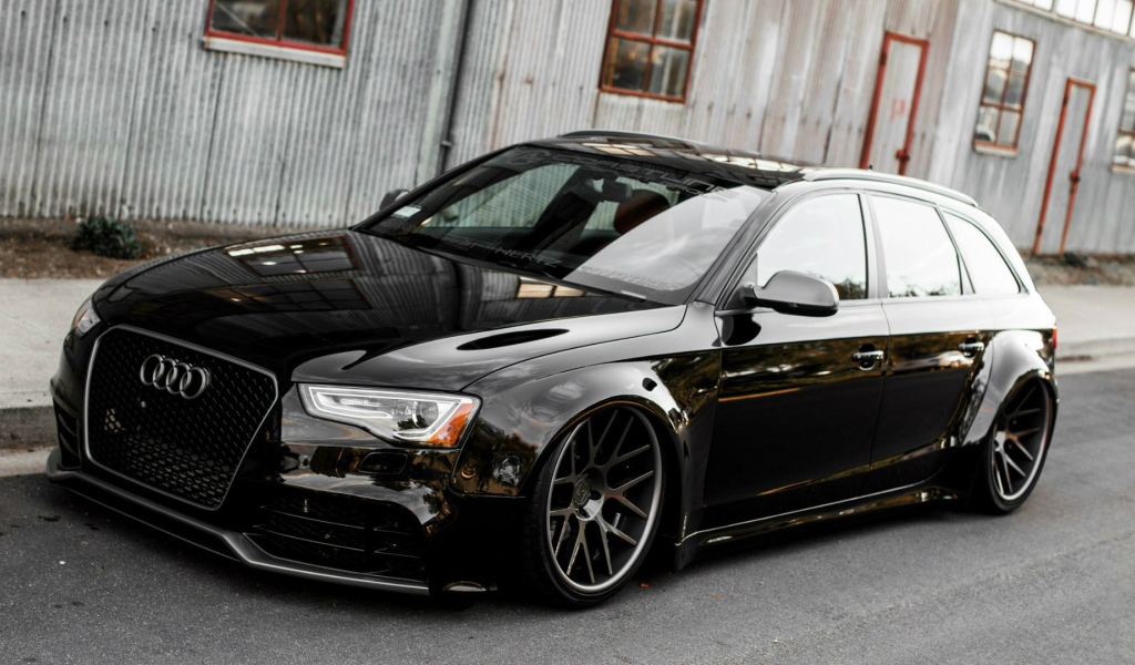 Черный Audi A4 Avant