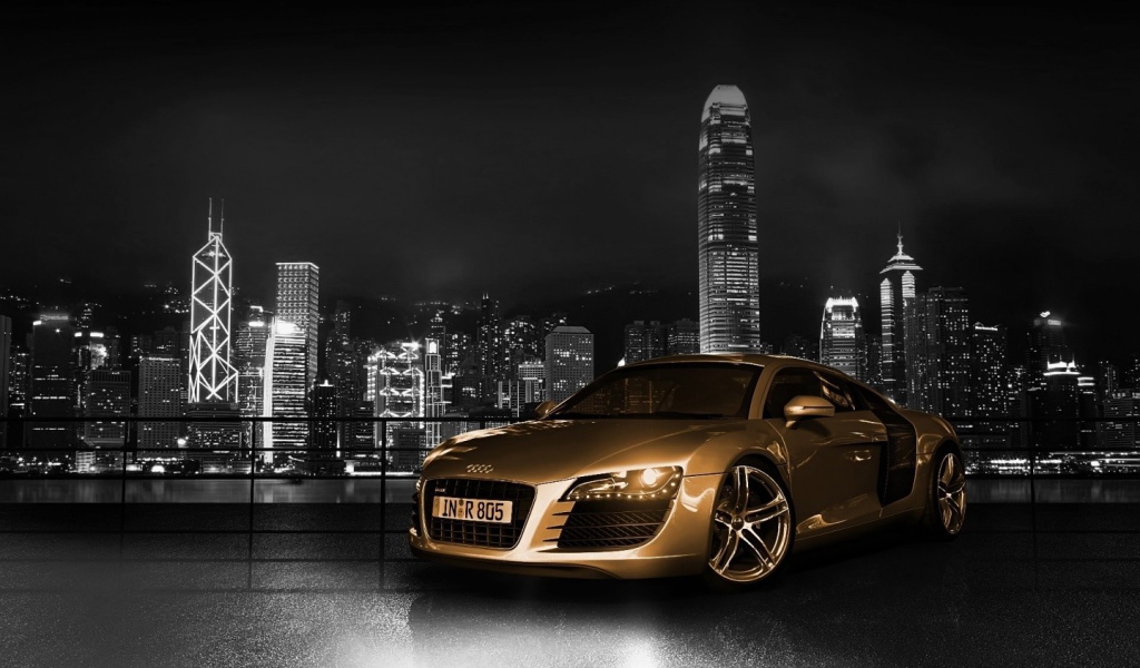 Золотой Audi R10 на фоне города