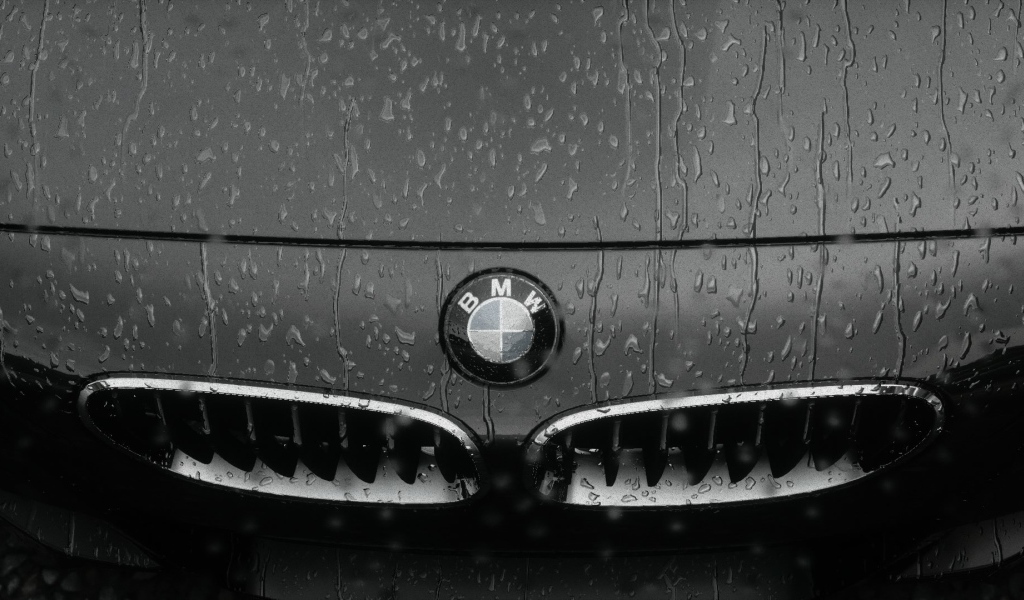 Авто БМВ под дождем