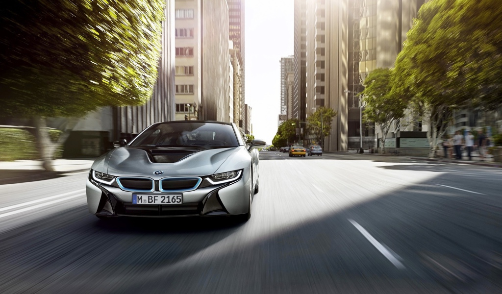 BMW i8 мчится по улице