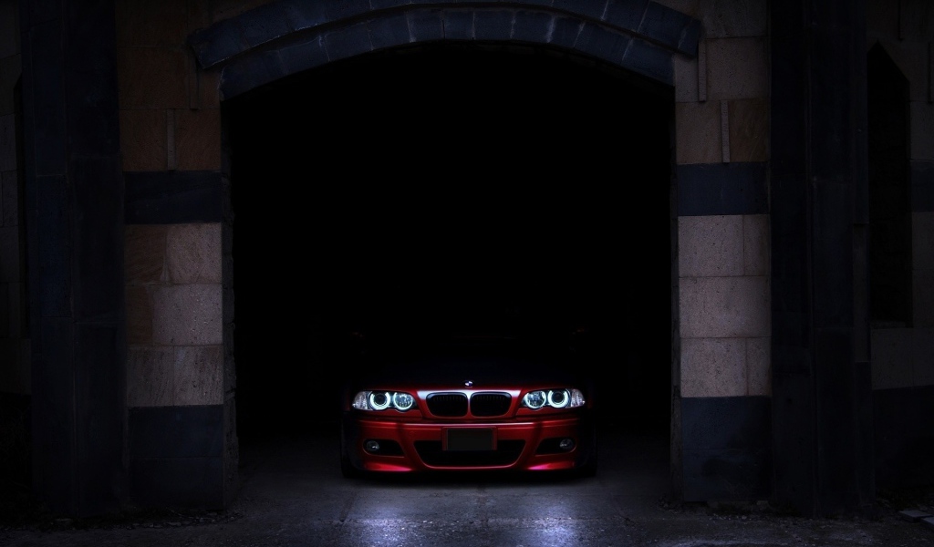 БМВ в темной подворотне