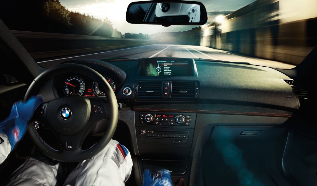 За рулем автомобиля BMW