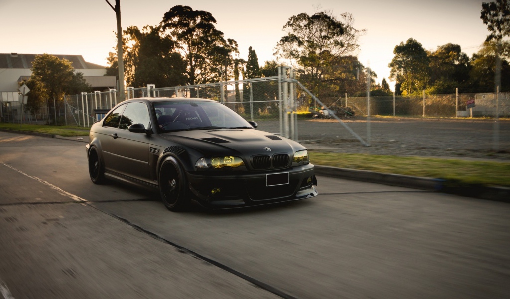 Черный BMW M3 E46 с желтыми фарами