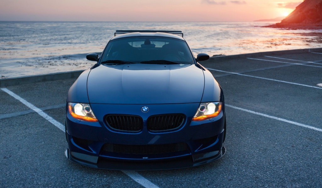 Синий BMW у морского побережья