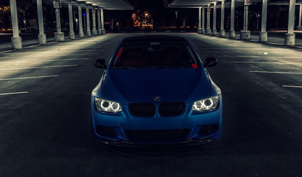 Синий BMW на пустой парковке