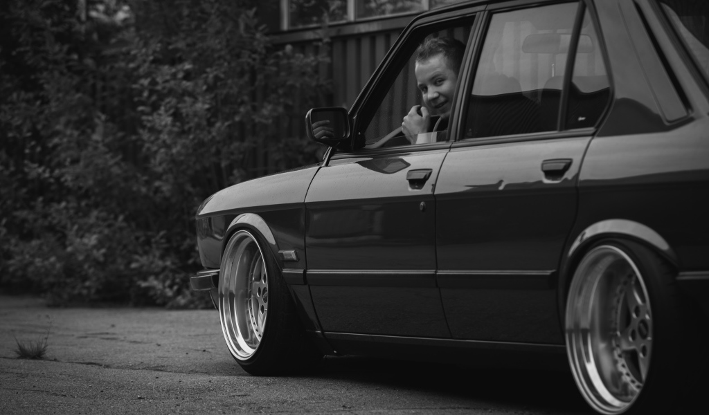 Водитель за рулем BMW E28