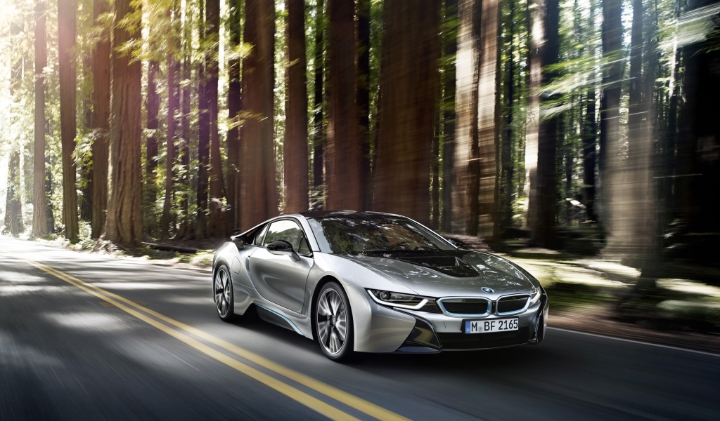 Новый BMW i8 на дороге в лесу