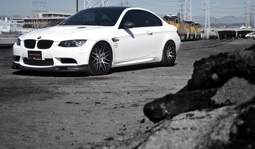 Белый БМВ на железнодорожной станции