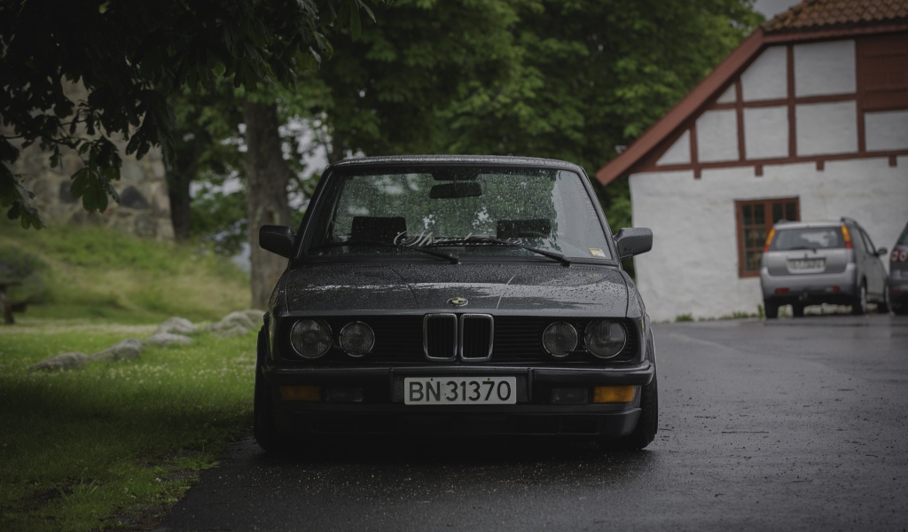 Мокрый BMW E28 на улице