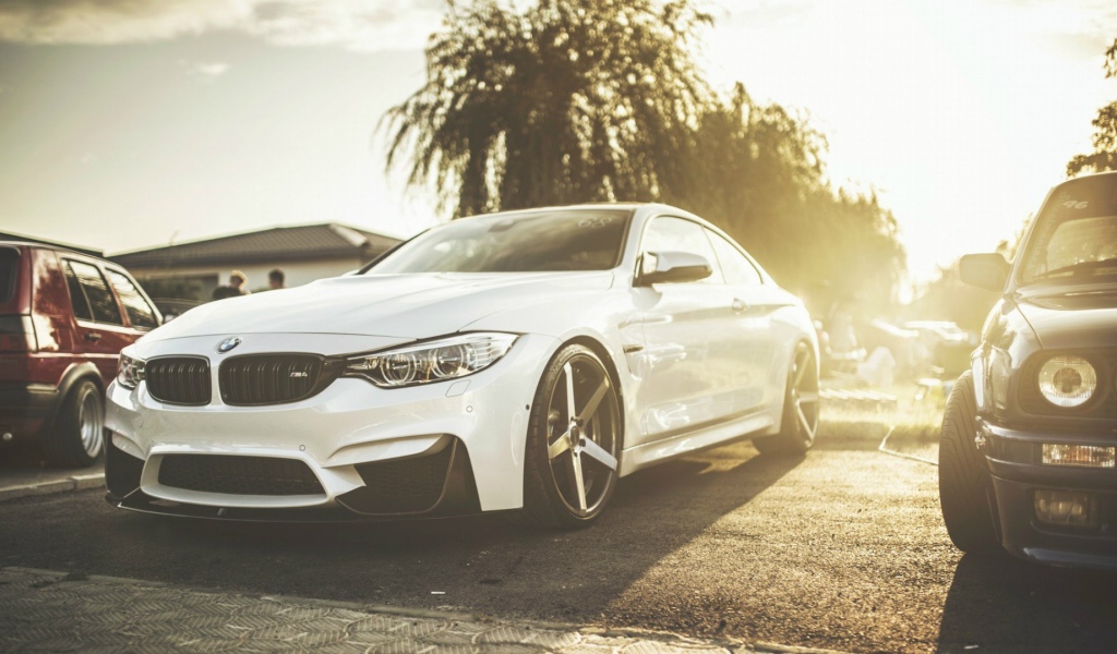 Белый автомобиль BMW M4