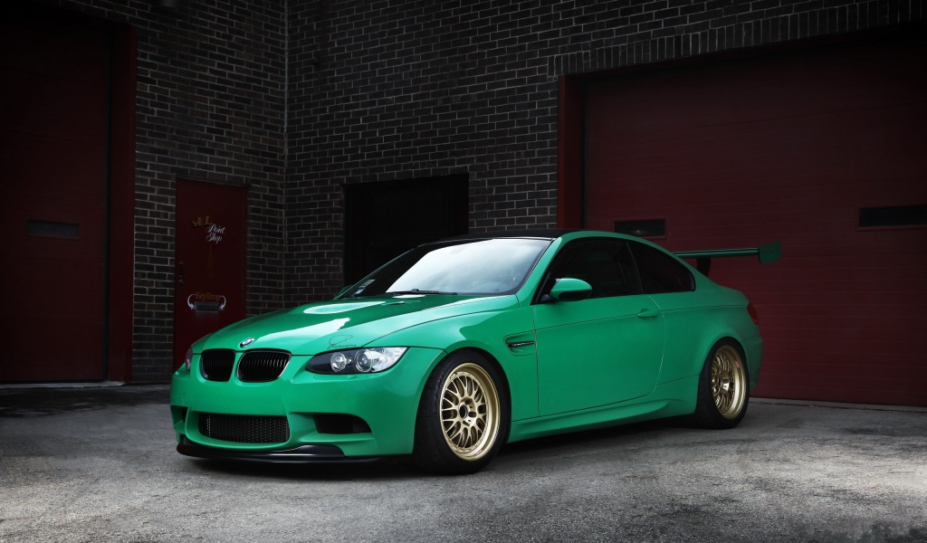 Зеленый BMW E92 M3 у гаража