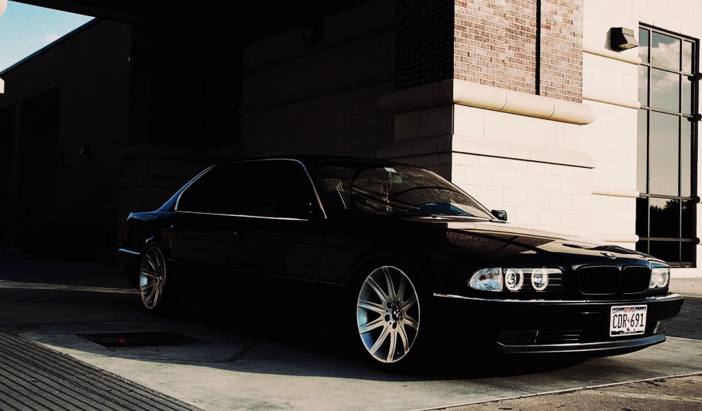 Черный BMW 750 E38