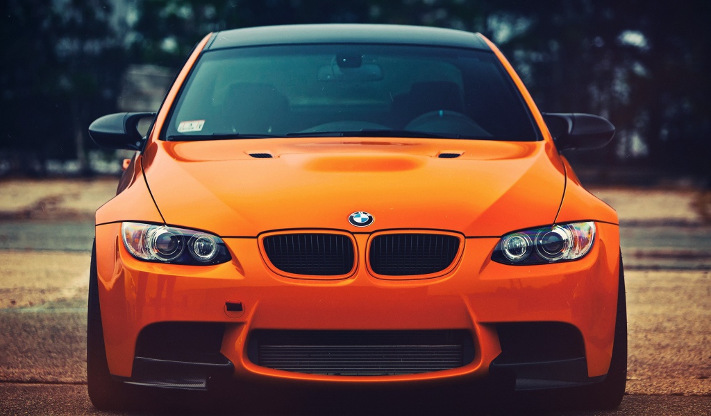 Яркий оранжевый автомобиль БМВ