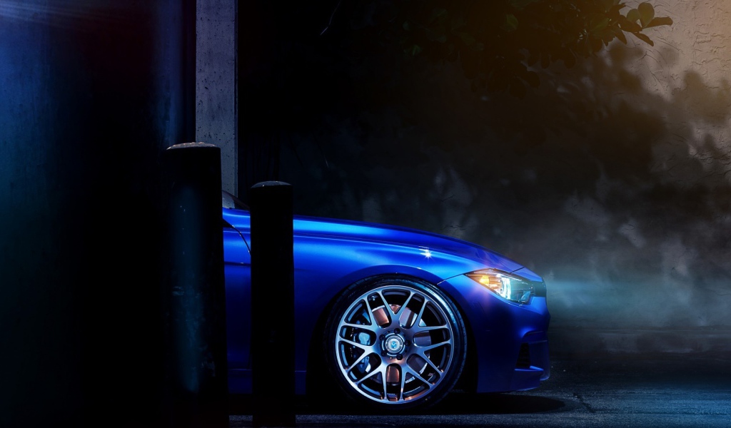 Перед голубого БМВ