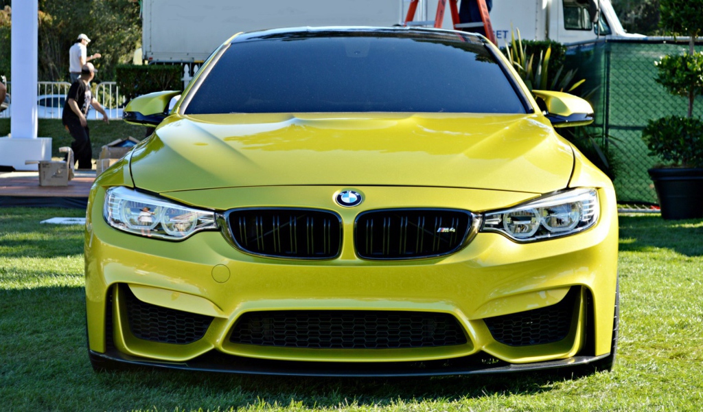 Желтый автомобиль BMW M4