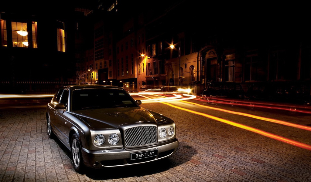 Бентли на темной улице