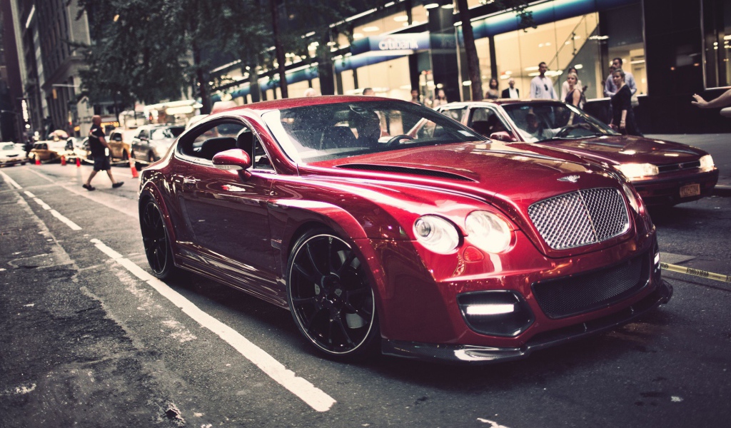 Красный Bentley на улице