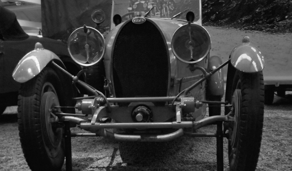 Старинный автомобиль Bugatti