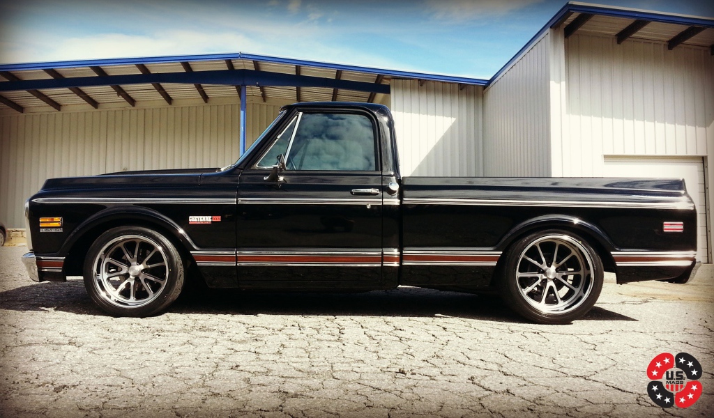 Черный пикап Chevy