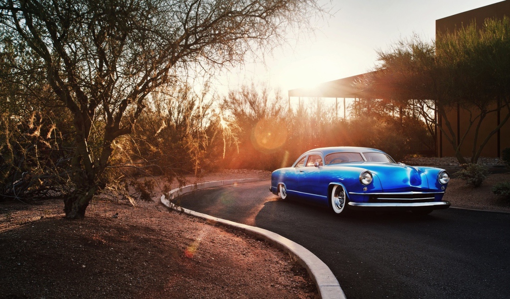 Голубой ретро автомобиль Chevrolet Kaiser